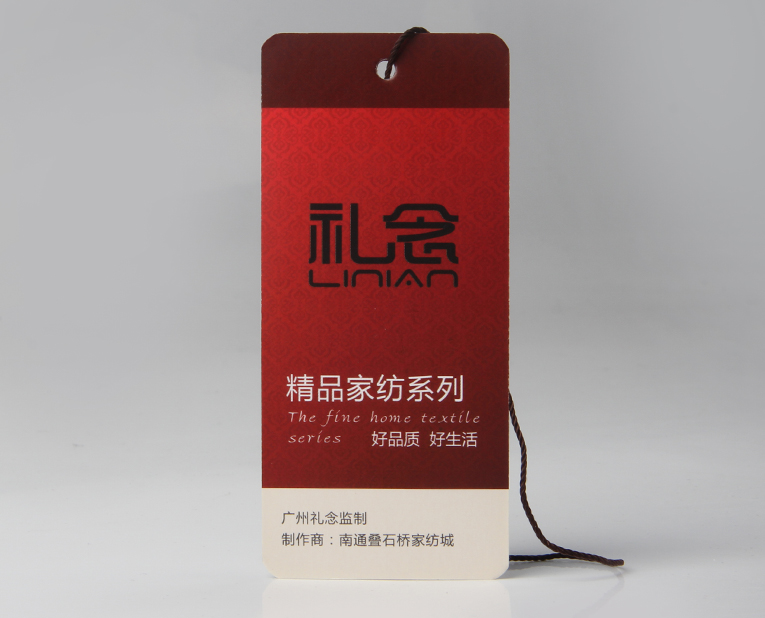 衣服吊牌在定做時(shí)出幺蛾子，制造商這樣做不懼怕劃痕