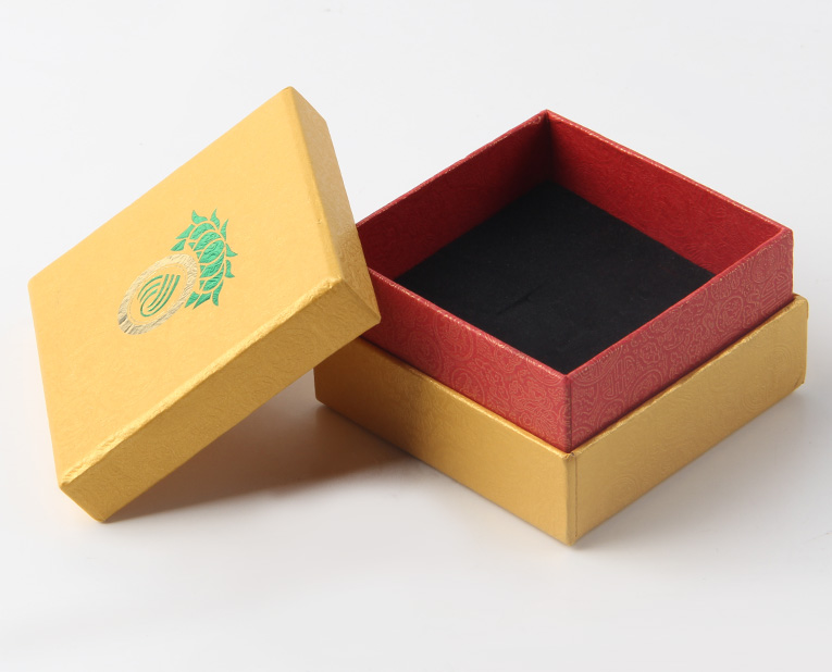 代表化妝品盒子廠家的老師傅，仔細(xì)比對3個(gè)小時(shí)，只為品質(zhì)