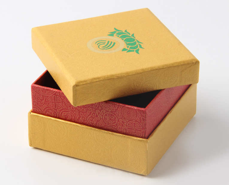代表化妝品盒子廠家的老師傅，仔細(xì)比對3個(gè)小時(shí)，只為品質(zhì)