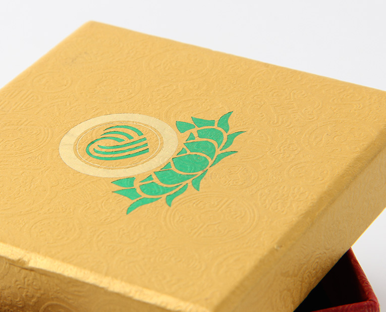 代表化妝品盒子廠家的老師傅，仔細(xì)比對3個(gè)小時(shí)，只為品質(zhì)