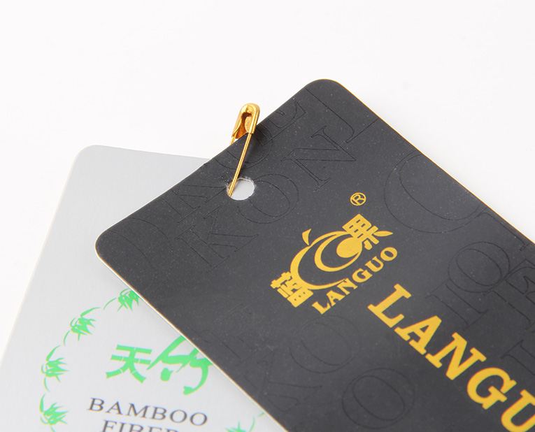 在選擇服裝紙牌定做工藝時，客人并不是最大的